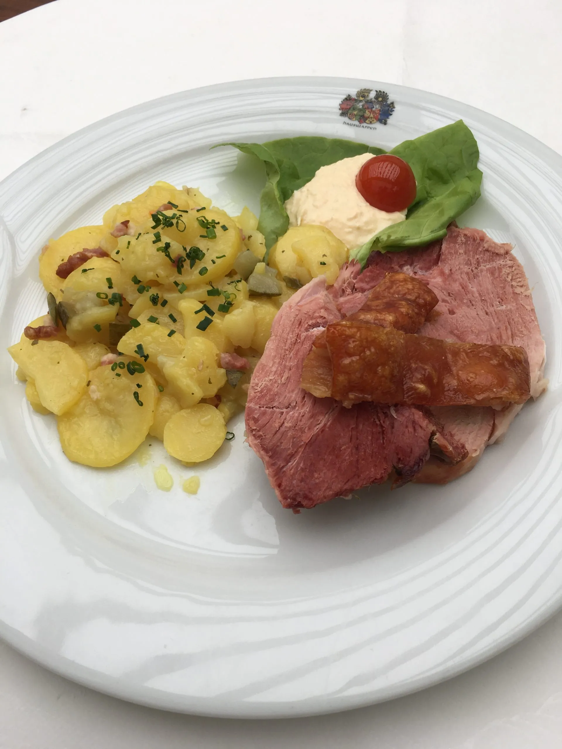 Quellschinken mit Meerrettichsauce, dazu Schnittlauchkartoffelsalat